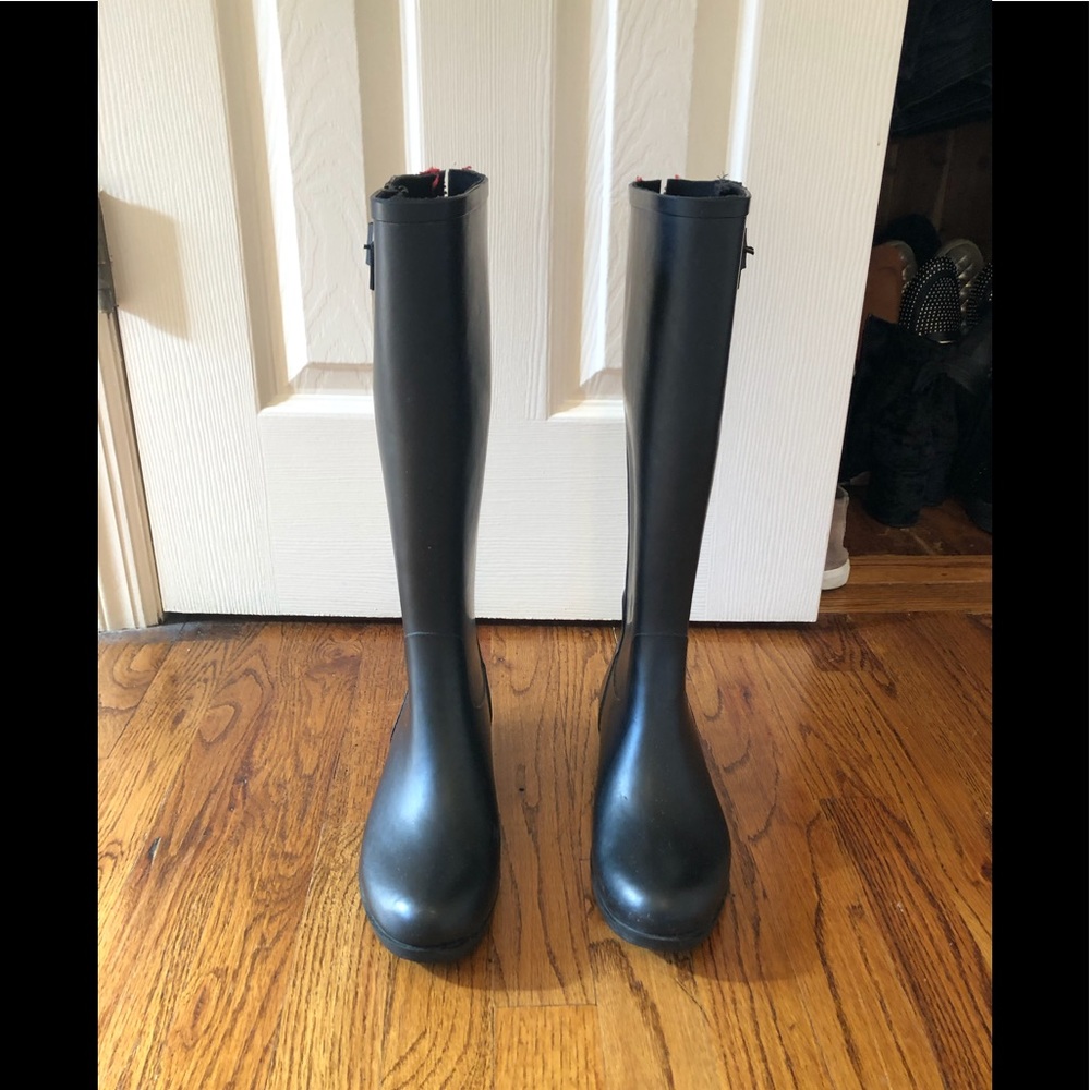 STEVE MADDEN TALL BLK RAIN BOOTS W/ RED ZIP SZ 8